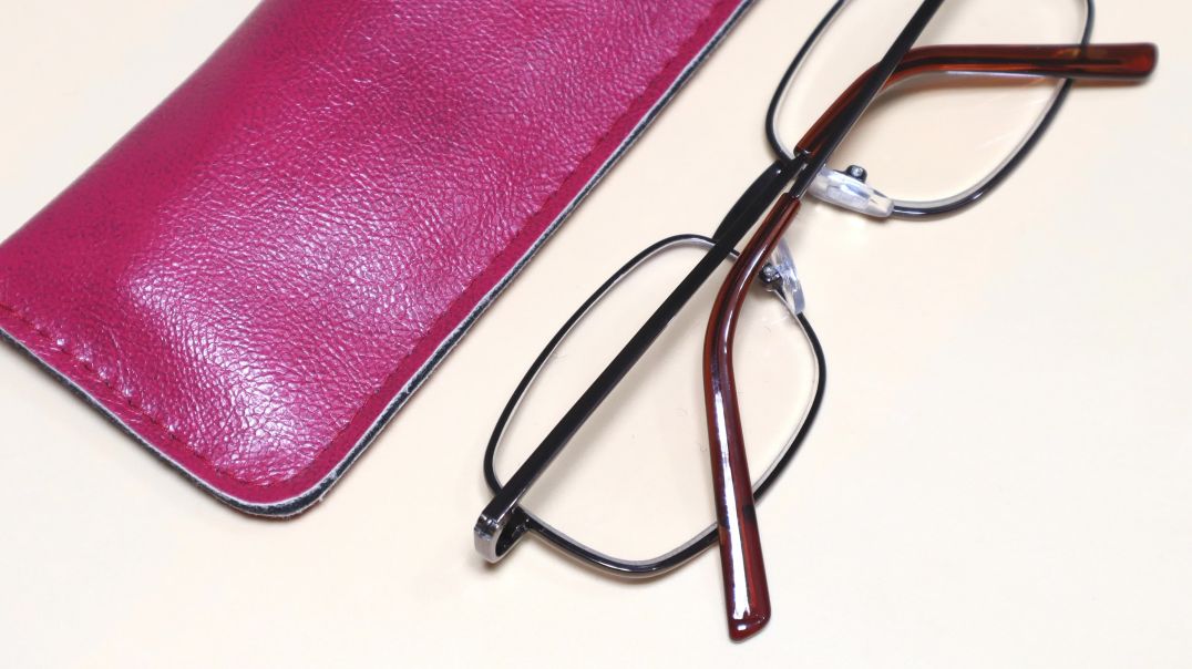 Sunglasses with purple pouch